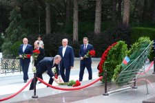 Azerbaijani MFA leadership visits Alleys of Honor, Martyrs (PHOTO)