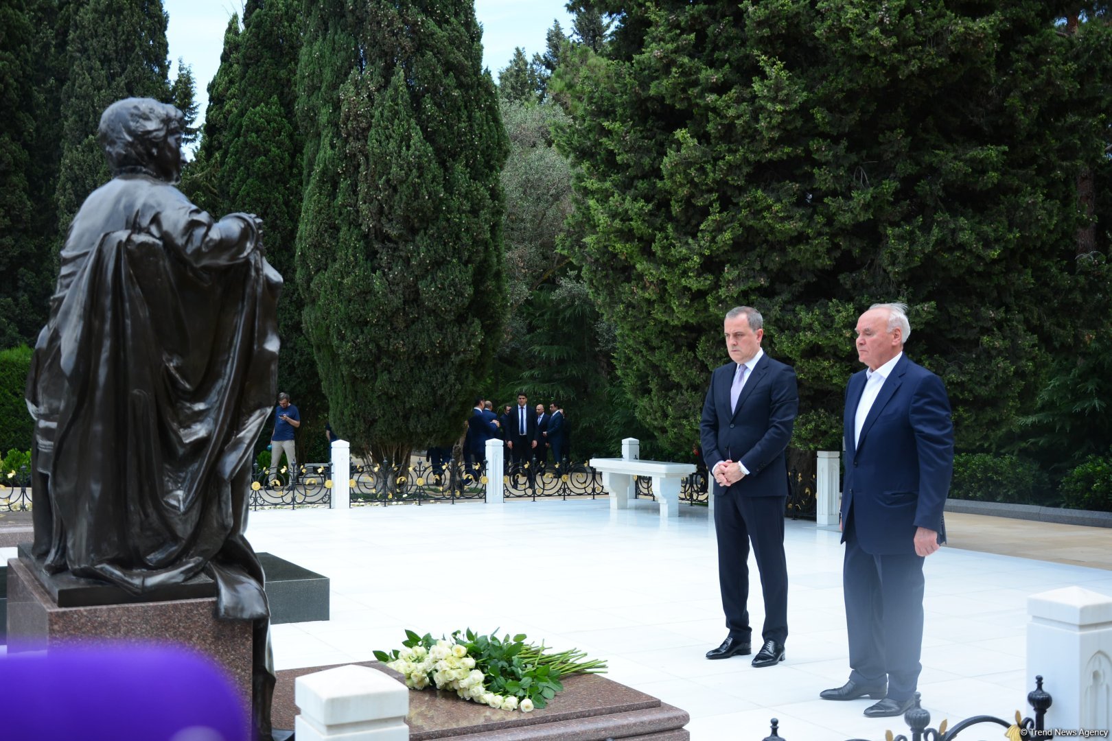 Azerbaijani MFA leadership visits Alleys of Honor, Martyrs (PHOTO)