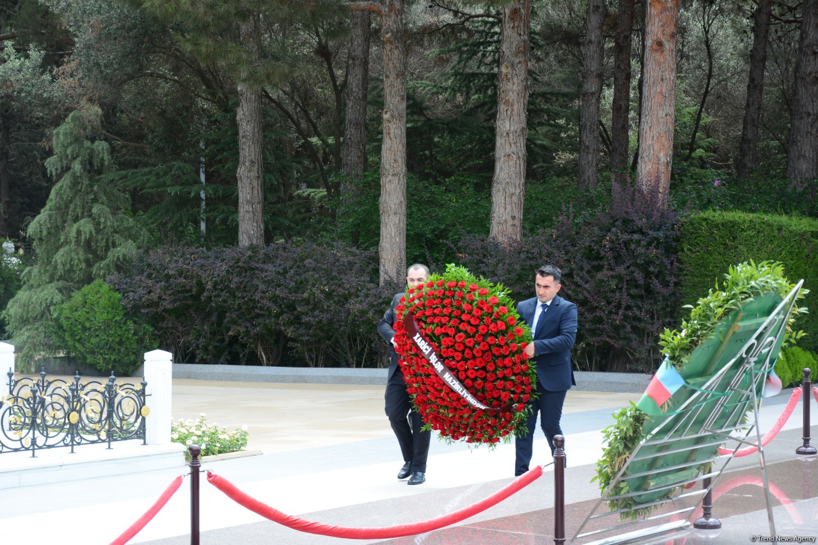 Azerbaijani MFA leadership visits Alleys of Honor, Martyrs (PHOTO)