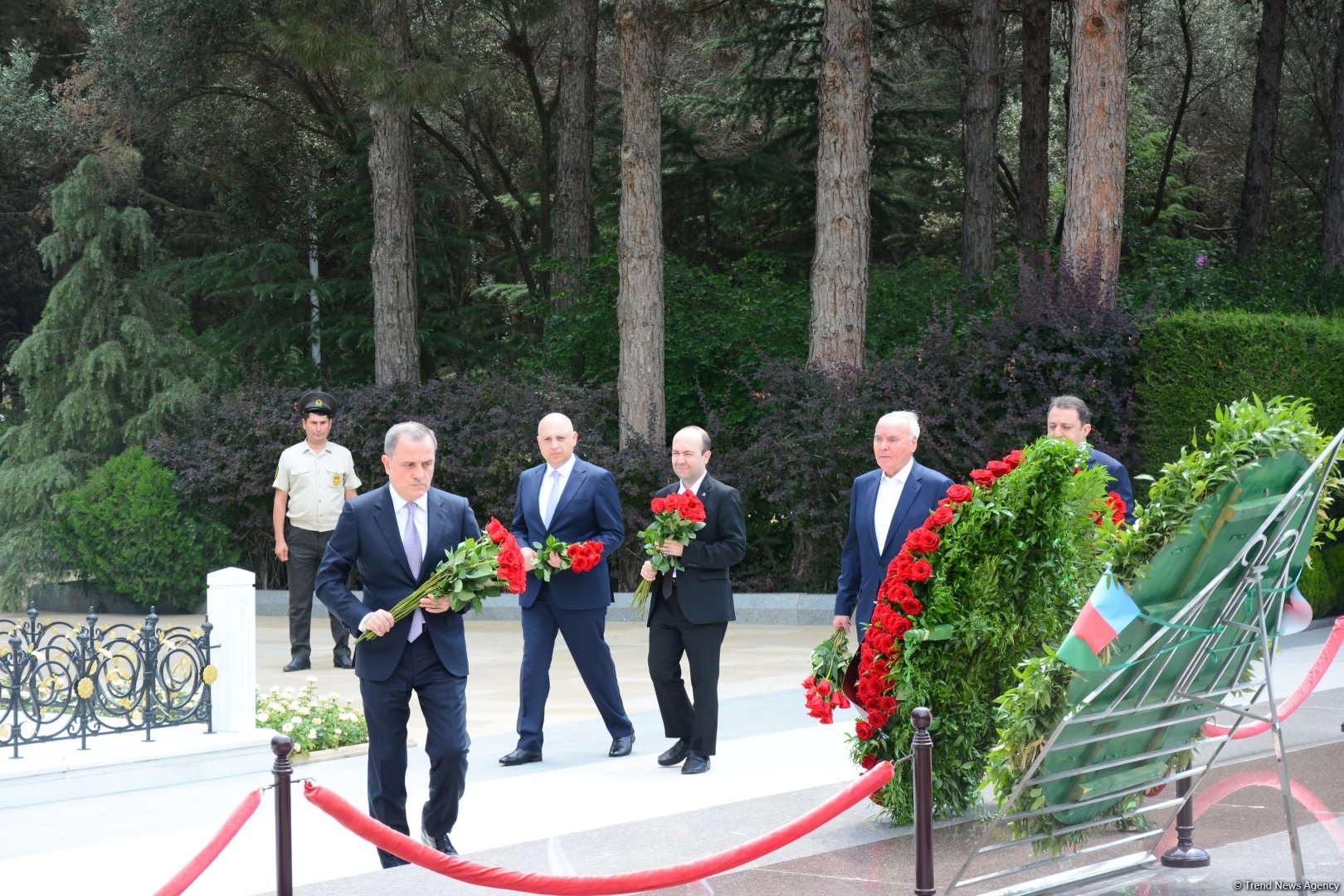Azerbaijani MFA leadership visits Alleys of Honor, Martyrs (PHOTO)
