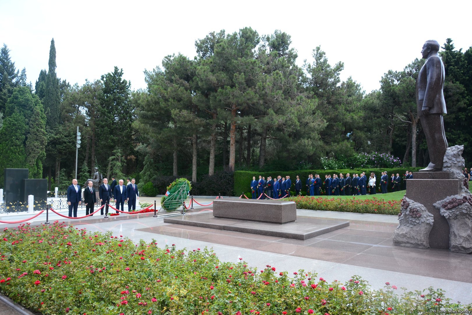 Azerbaijani MFA leadership visits Alleys of Honor, Martyrs (PHOTO)