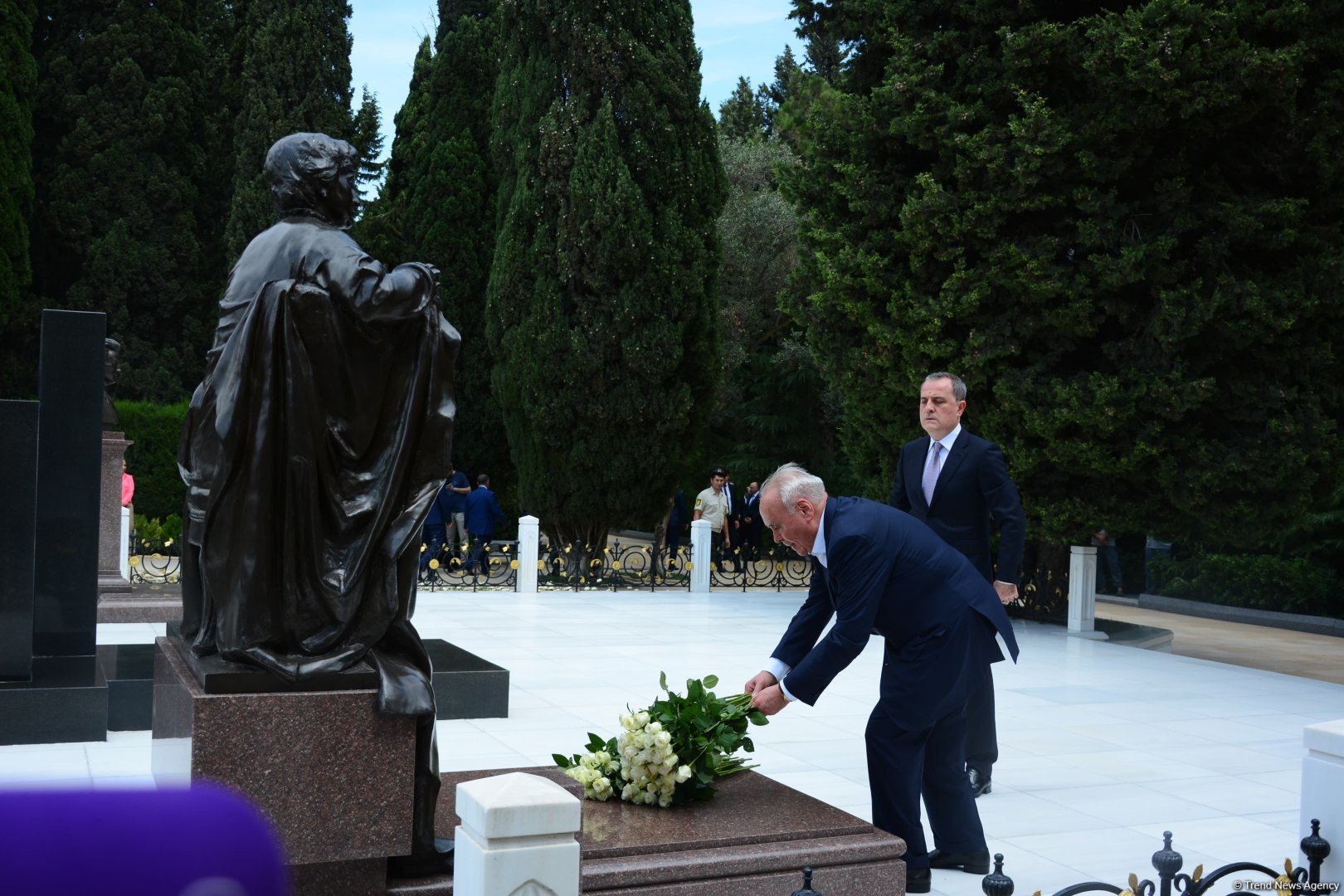 Azerbaijani MFA leadership visits Alleys of Honor, Martyrs (PHOTO)