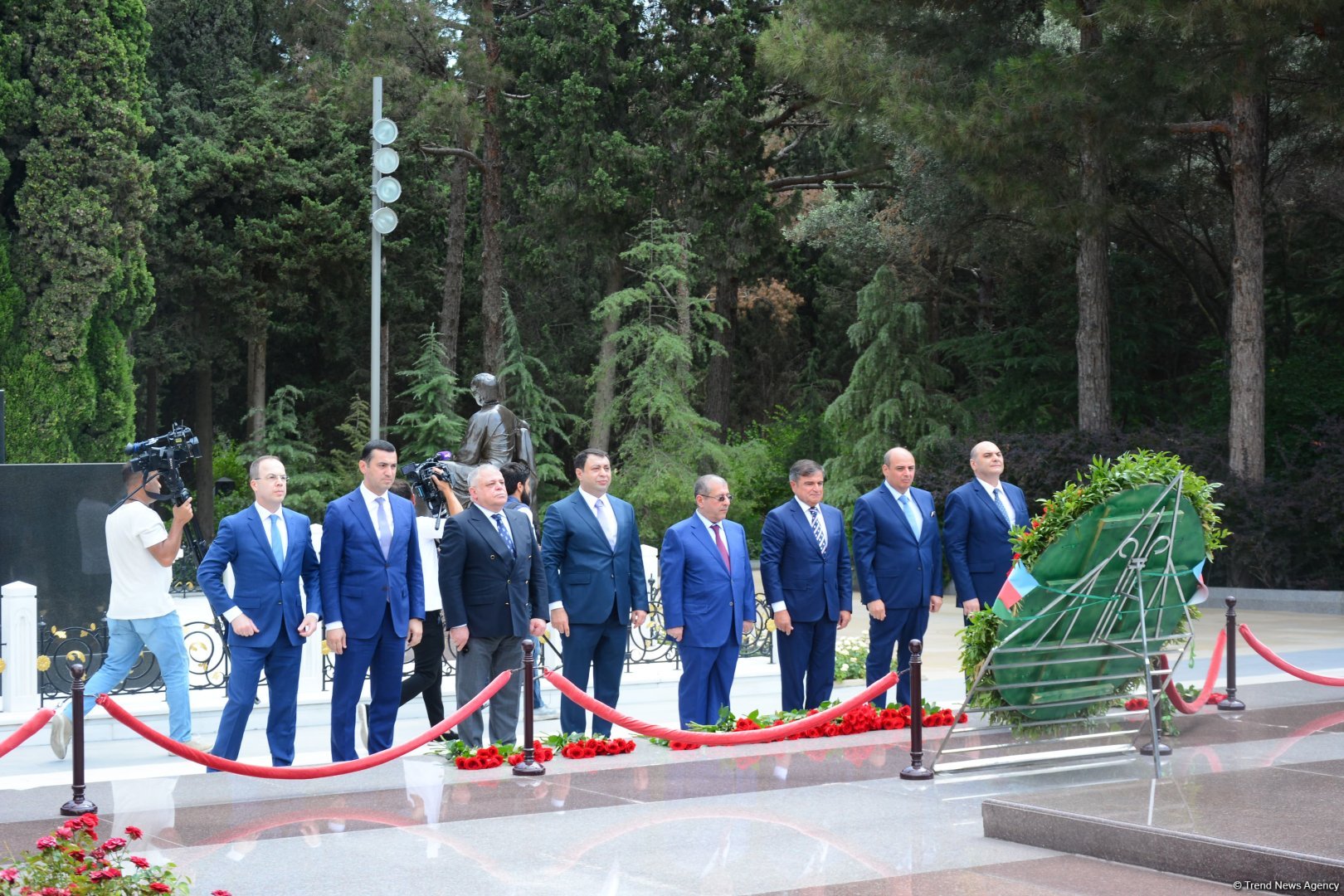 Azerbaijani MFA leadership visits Alleys of Honor, Martyrs (PHOTO)