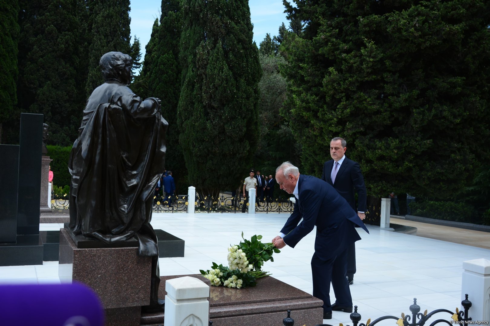 Azerbaijani MFA leadership visits Alleys of Honor, Martyrs (PHOTO)