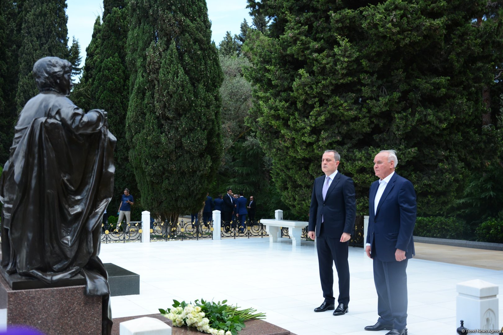 Azerbaijani MFA leadership visits Alleys of Honor, Martyrs (PHOTO)