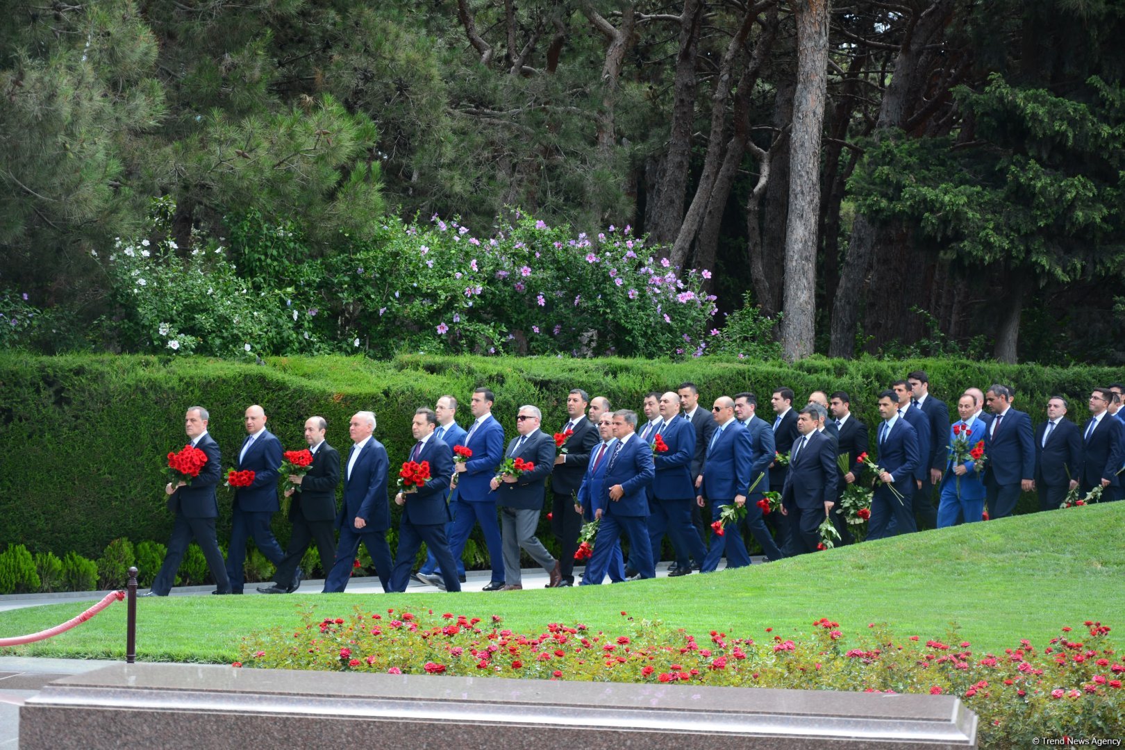 Azerbaijani MFA leadership visits Alleys of Honor, Martyrs (PHOTO)