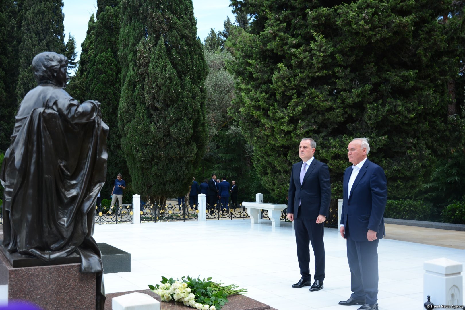 Azerbaijani MFA leadership visits Alleys of Honor, Martyrs (PHOTO)