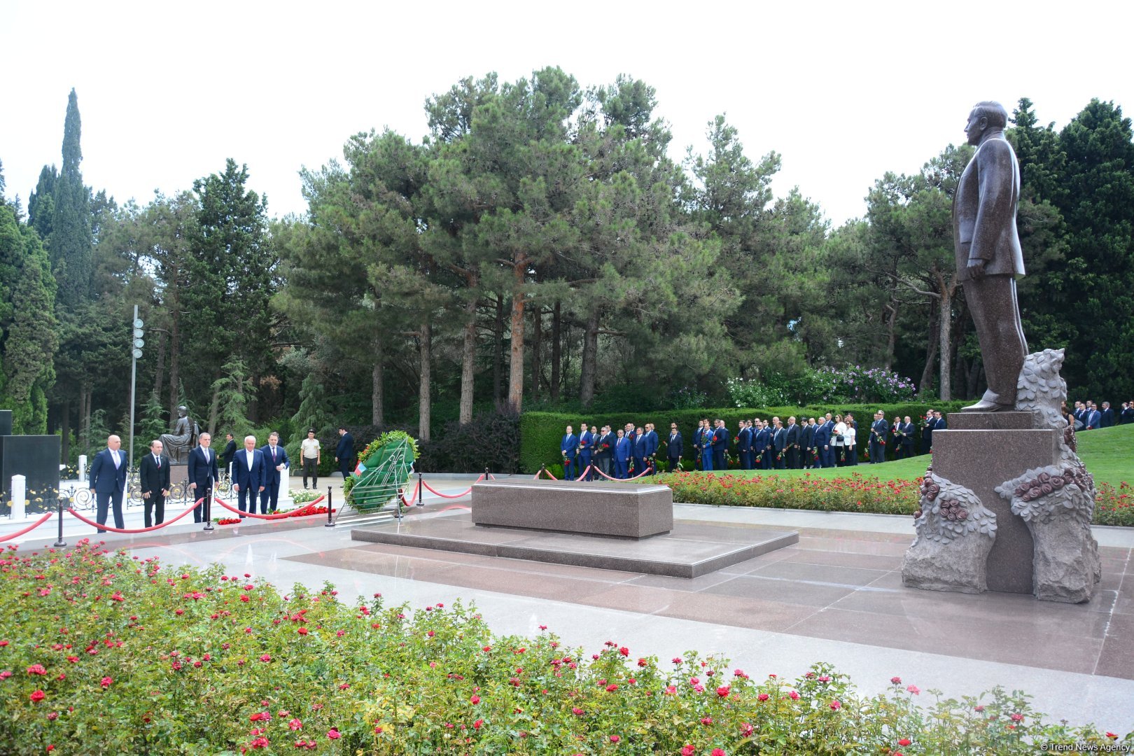 Azerbaijani MFA leadership visits Alleys of Honor, Martyrs (PHOTO)