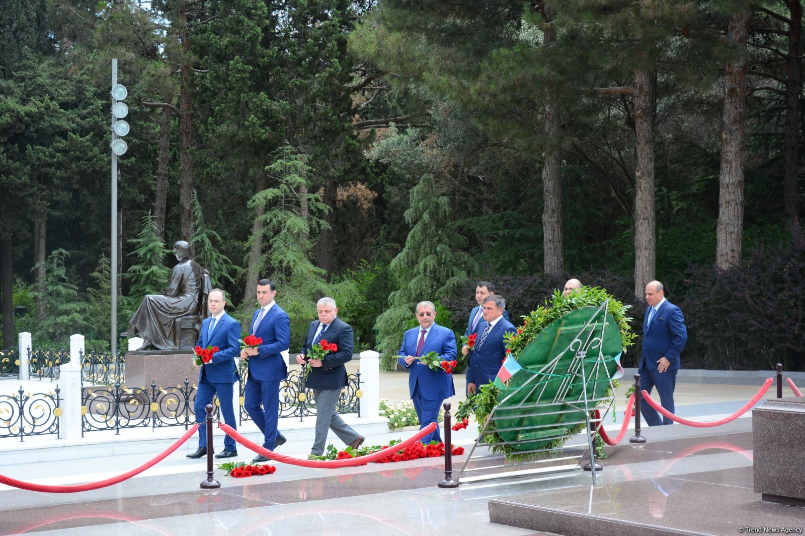 Azerbaijani MFA leadership visits Alleys of Honor, Martyrs (PHOTO)