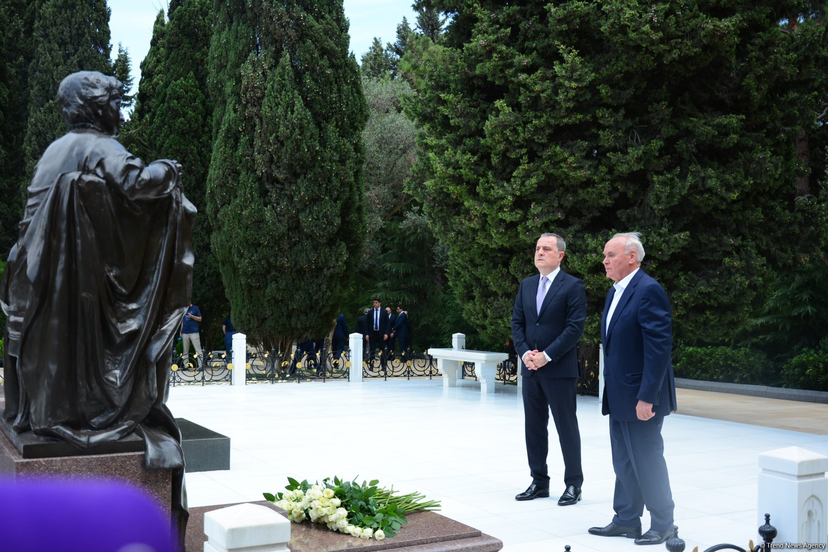 Azerbaijani MFA leadership visits Alleys of Honor, Martyrs (PHOTO)