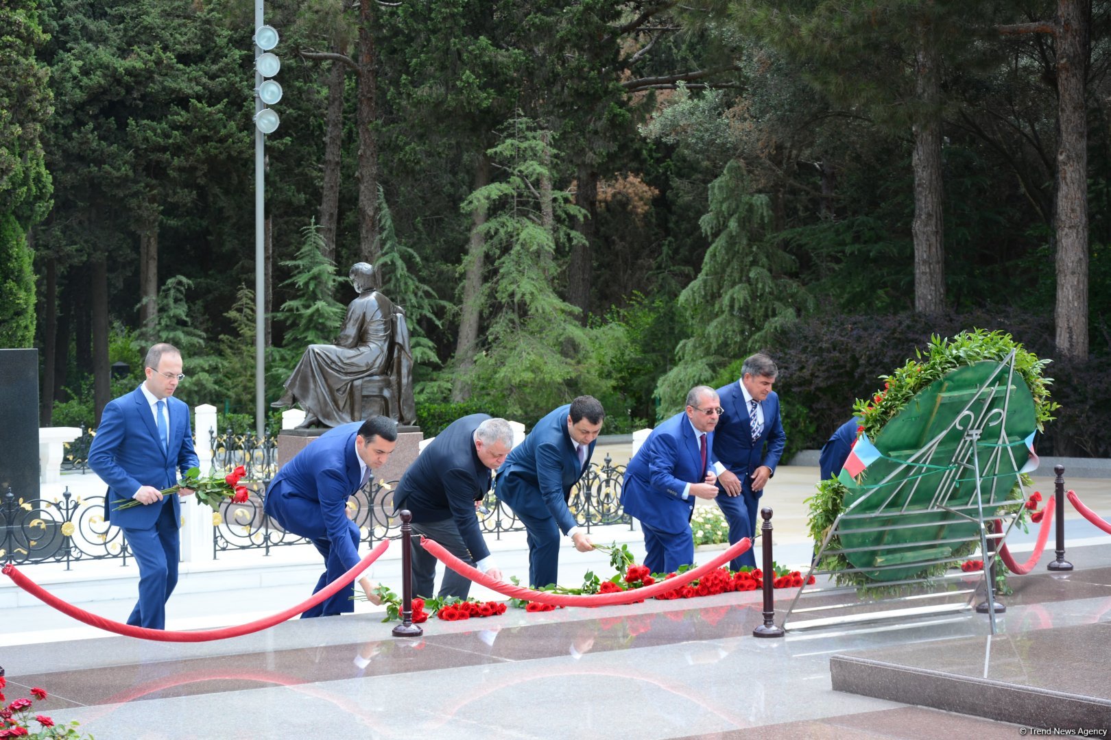 Azerbaijani MFA leadership visits Alleys of Honor, Martyrs (PHOTO)