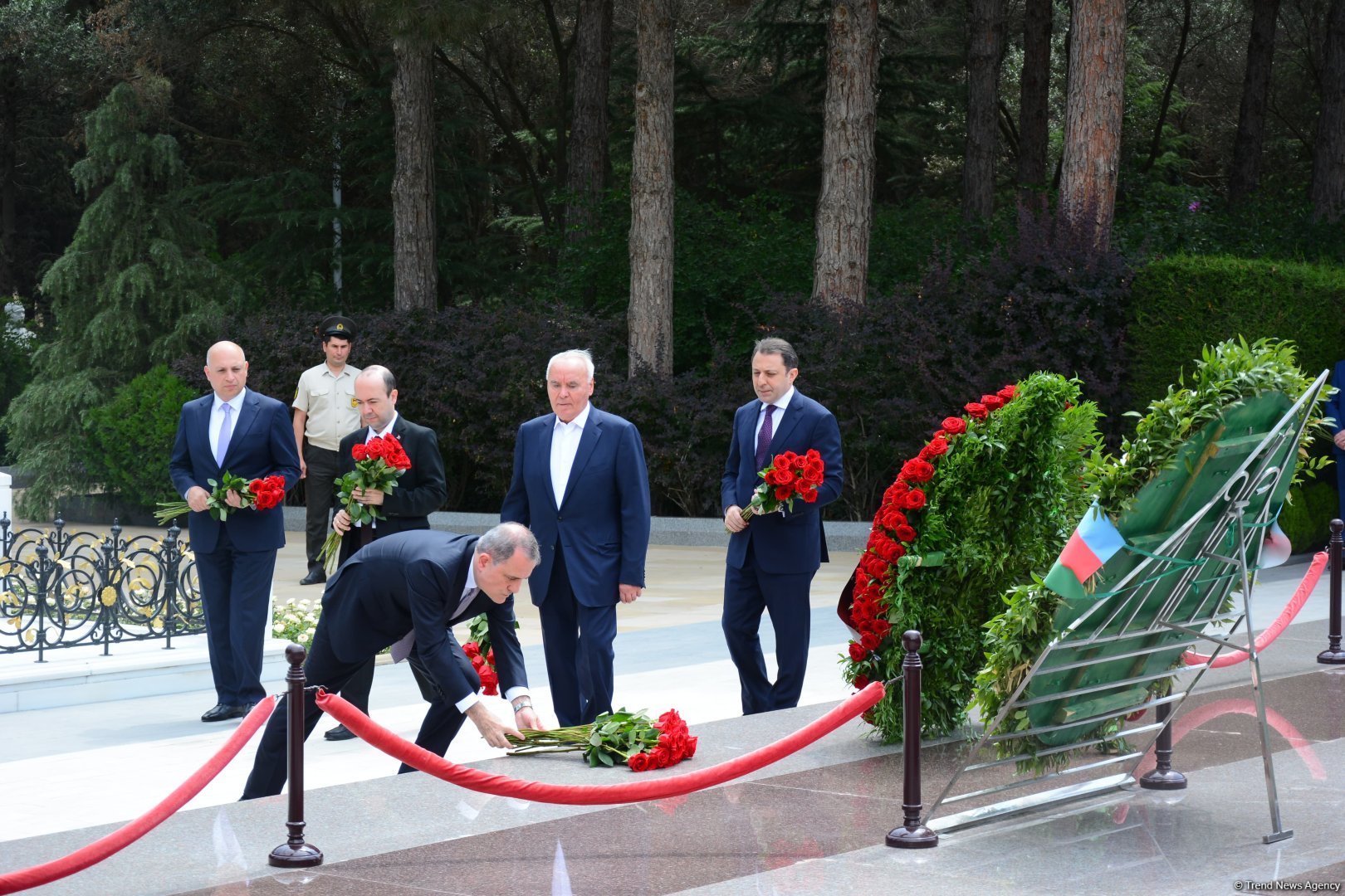 Azerbaijani MFA leadership visits Alleys of Honor, Martyrs (PHOTO)
