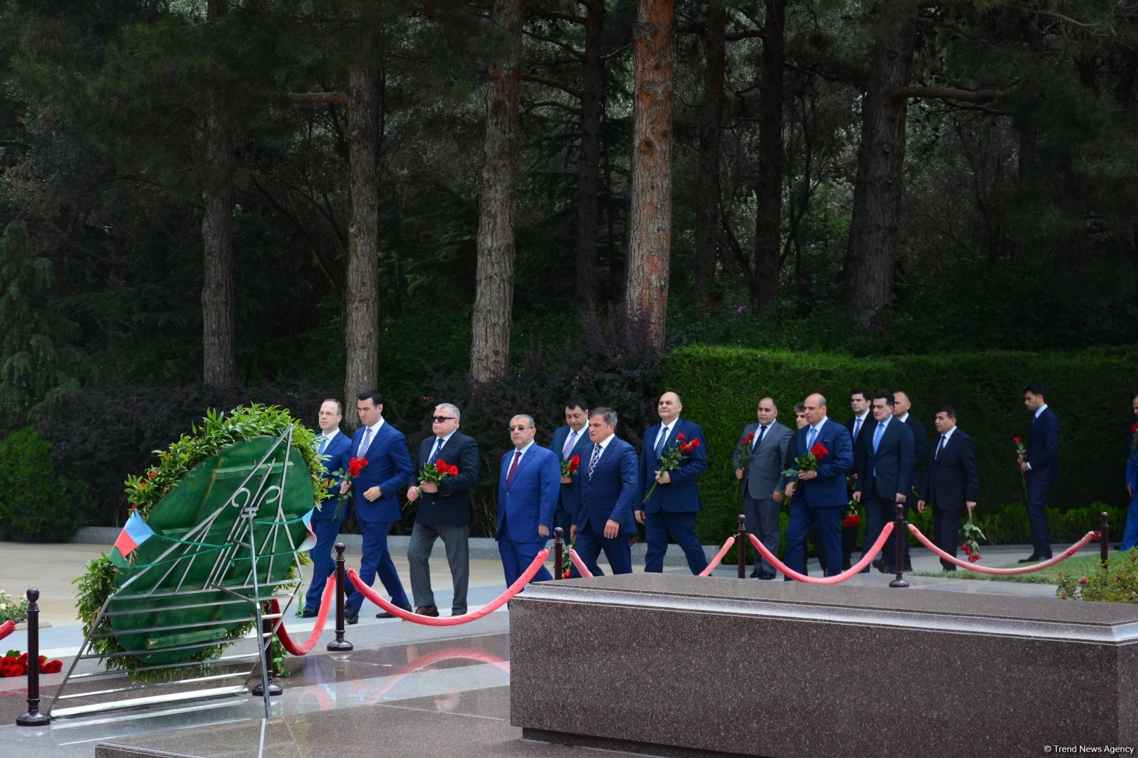 Azerbaijani MFA leadership visits Alleys of Honor, Martyrs (PHOTO)