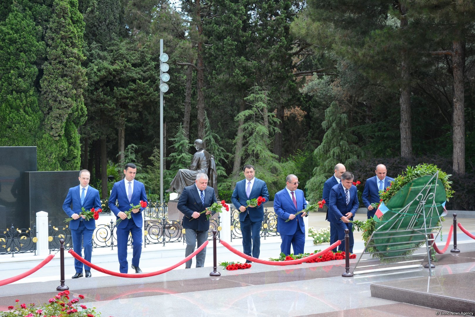 Azerbaijani MFA leadership visits Alleys of Honor, Martyrs (PHOTO)