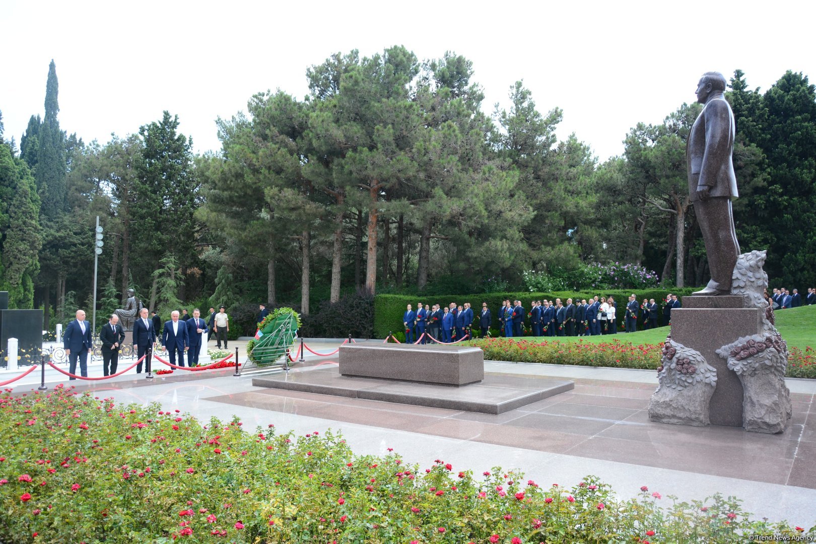 Azerbaijani MFA leadership visits Alleys of Honor, Martyrs (PHOTO)