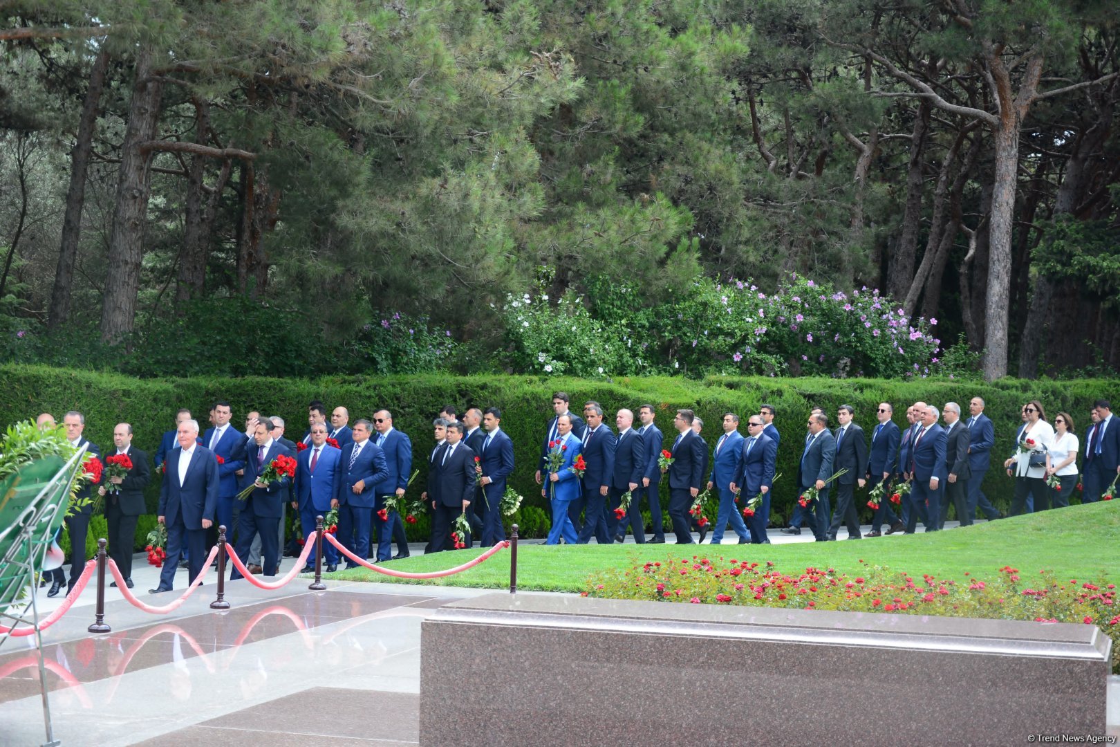 Azerbaijani MFA leadership visits Alleys of Honor, Martyrs (PHOTO)