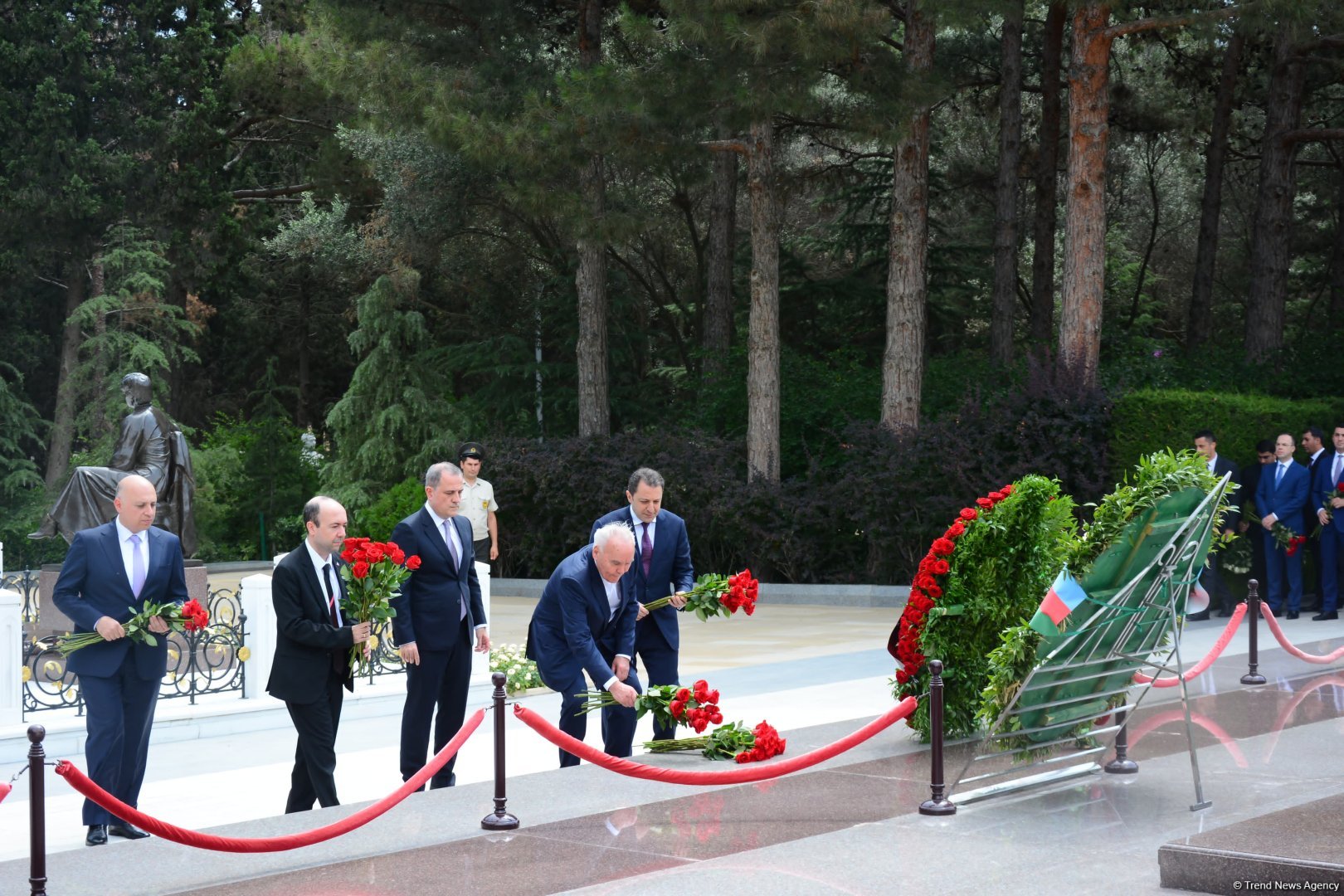Azerbaijani MFA leadership visits Alleys of Honor, Martyrs (PHOTO)