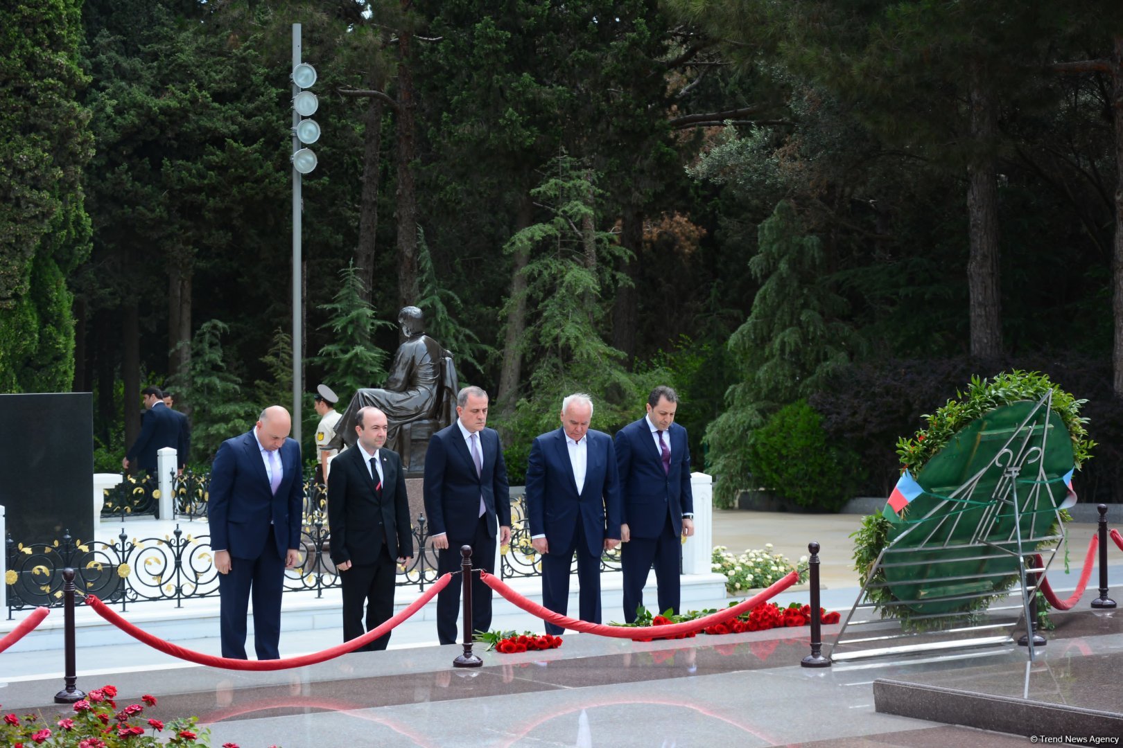 Azerbaijani MFA leadership visits Alleys of Honor, Martyrs (PHOTO)