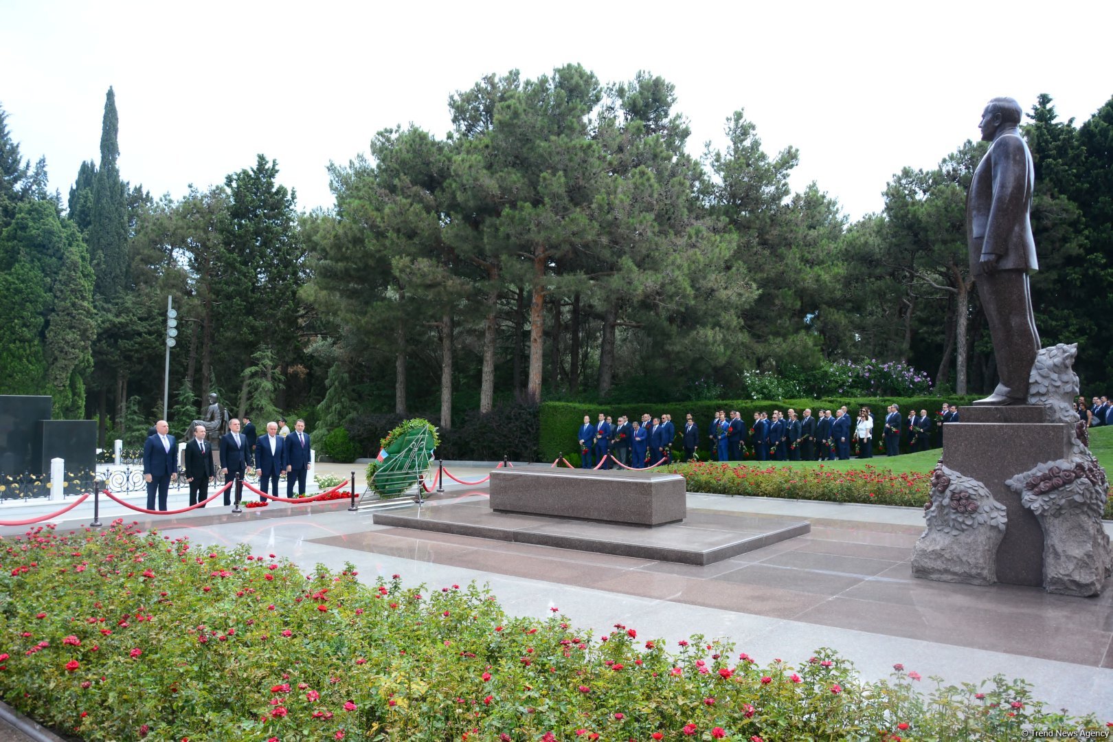Azerbaijani MFA leadership visits Alleys of Honor, Martyrs (PHOTO)