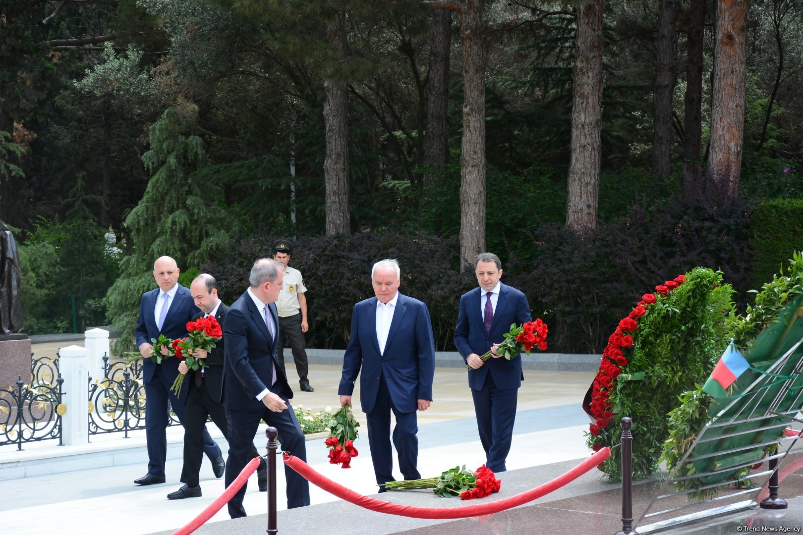Azerbaijani MFA leadership visits Alleys of Honor, Martyrs (PHOTO)