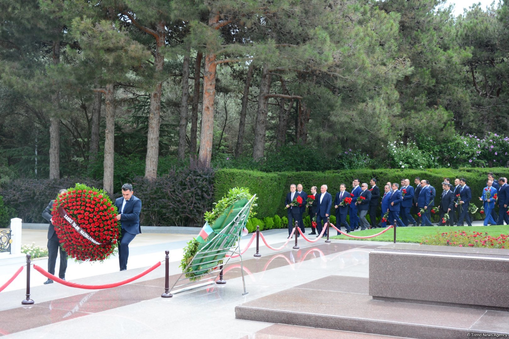 Azerbaijani MFA leadership visits Alleys of Honor, Martyrs (PHOTO)
