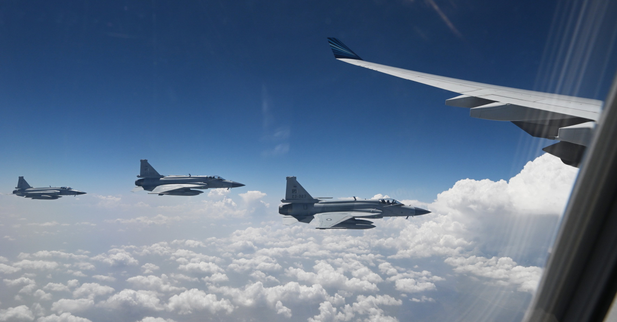 Pakistani fighter jets escort plane of President Ilham Aliyev (VIDEO)