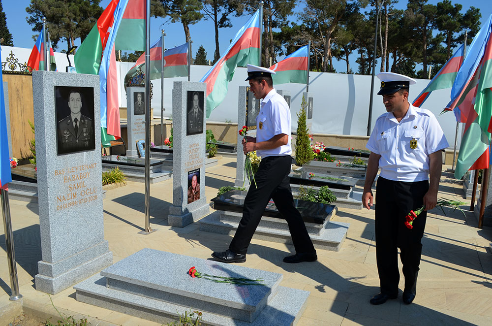 Azerbaijani Defense Ministry’s personnel visit Second Alley of Martyrs (PHOTO)