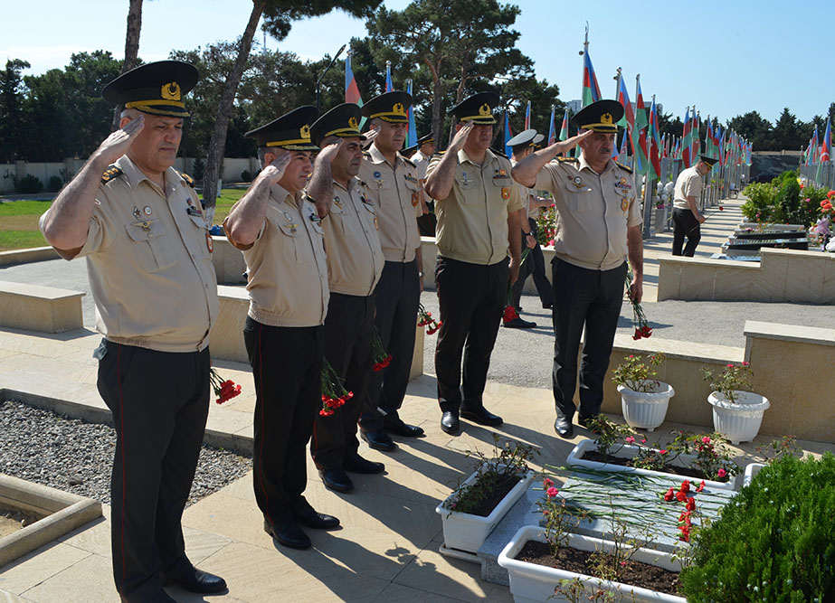 Azerbaijani Defense Ministry’s personnel visit Second Alley of Martyrs (PHOTO)