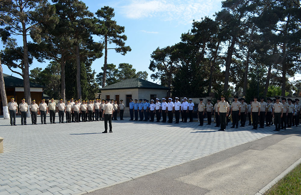 Azerbaijani Defense Ministry’s personnel visit Second Alley of Martyrs (PHOTO)