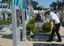 Azerbaijani Defense Ministry’s personnel visit Second Alley of Martyrs (PHOTO)