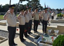 Azerbaijani Defense Ministry’s personnel visit Second Alley of Martyrs (PHOTO)