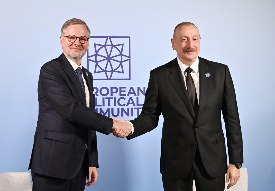 President Ilham Aliyev meets with Czech PM in Oxford (PHOTO/VIDEO)