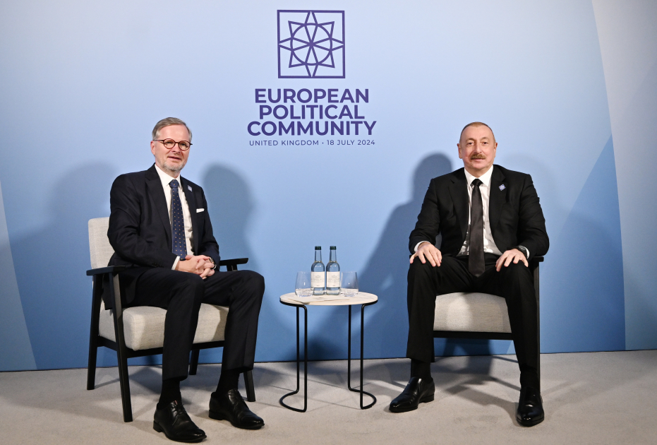President Ilham Aliyev meets with Czech PM in Oxford (PHOTO/VIDEO)