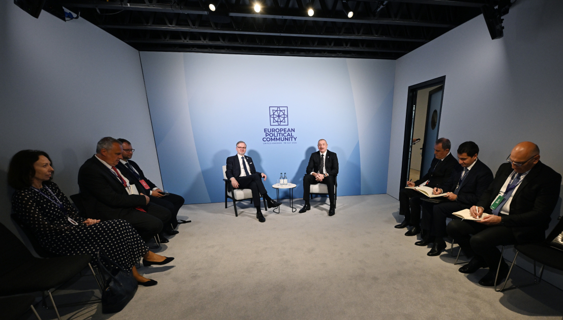 President Ilham Aliyev meets with Czech PM in Oxford (PHOTO/VIDEO)