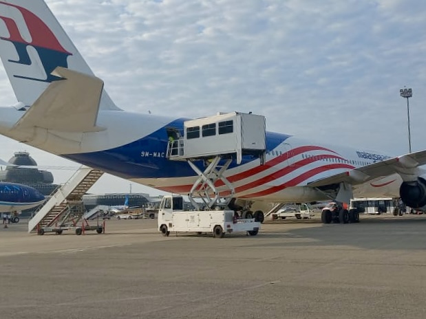 Malaysia Airlines plane makes emergency landing in Baku