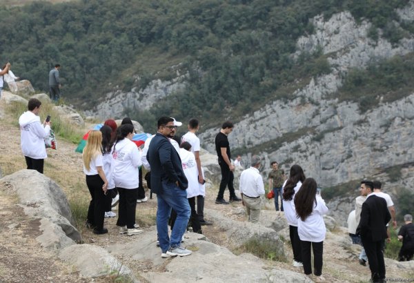 Participants of Global Media Forum walk around city of Shusha (PHOTO)