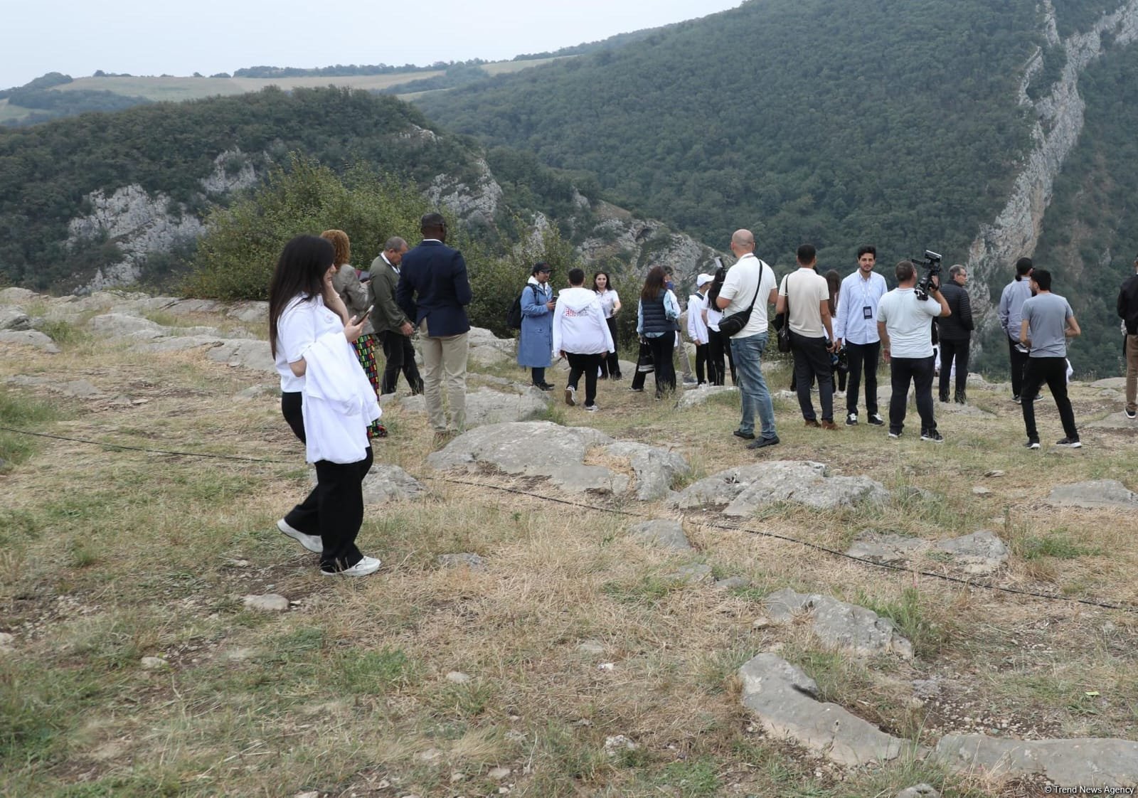 Participants of Global Media Forum walk around city of Shusha (PHOTO)