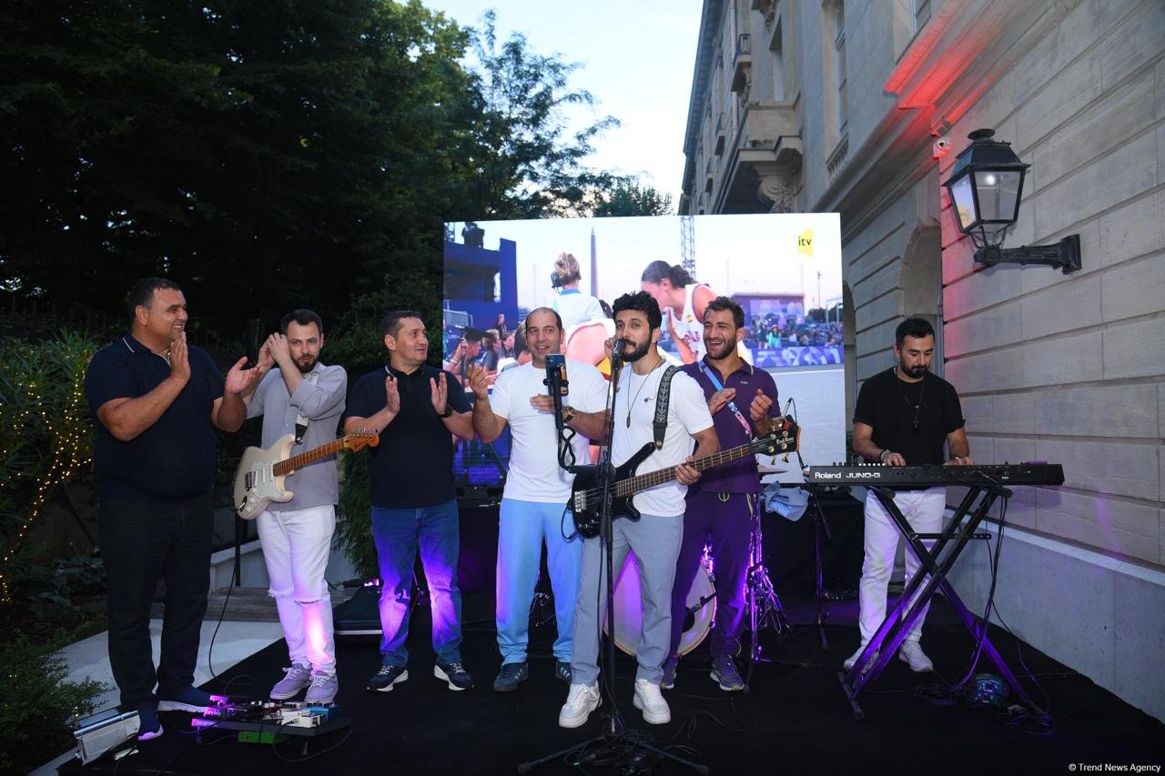 Azerbaijan Olympic House in Paris hosts meeting with athletes (PHOTO)