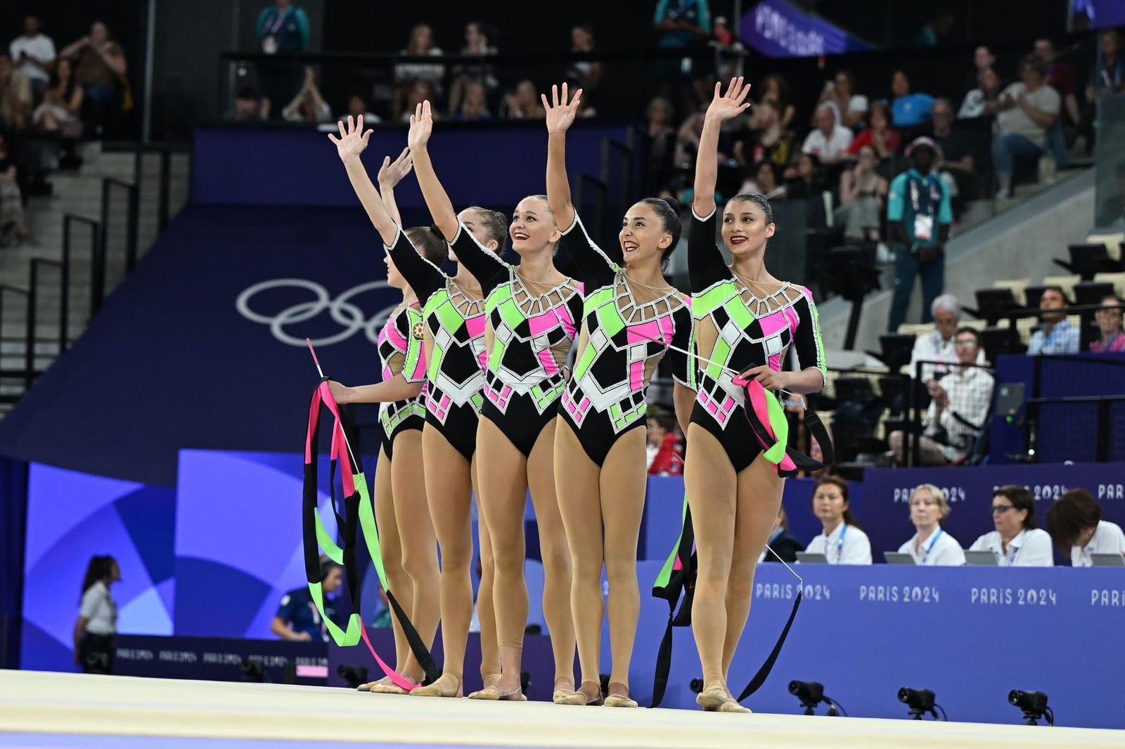 First Vice-President Mehriban Aliyeva congratulates Azerbaijan rhythmic gymnastics team in group exercises (PHOTO)