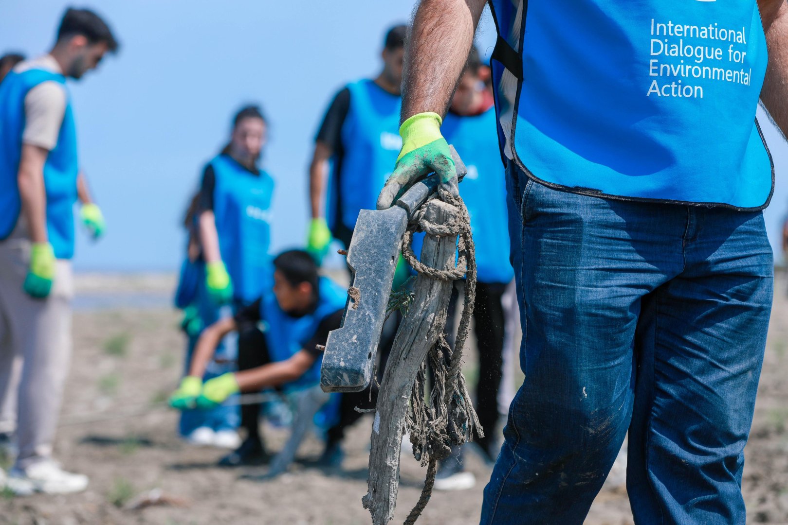 IDEA organizes another Kura riverbank cleanup in Azerbaijan (PHOTO)