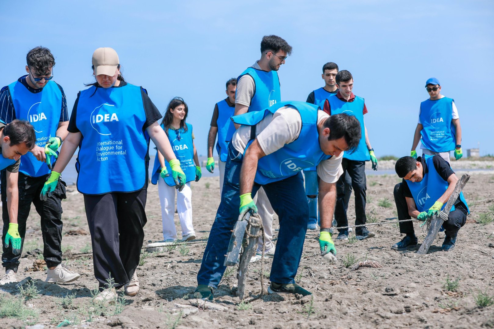 IDEA organizes another Kura riverbank cleanup in Azerbaijan (PHOTO)