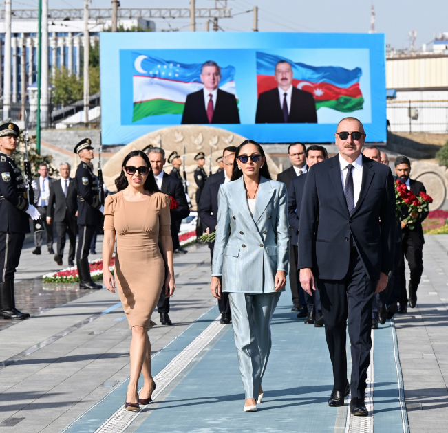 President Ilham Aliyev, First Lady Mehriban Aliyeva, their daughter Leyla Aliyeva lay flowers at bas-relief of National Leader Heydar Aliyev in Tashkent (PHOTO/VIDEO)