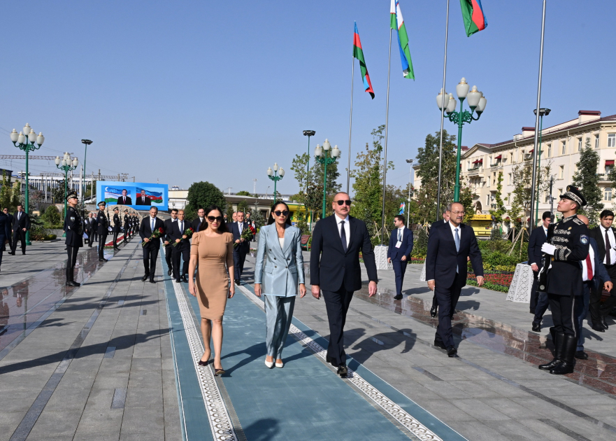 President Ilham Aliyev, First Lady Mehriban Aliyeva, their daughter Leyla Aliyeva lay flowers at bas-relief of National Leader Heydar Aliyev in Tashkent (PHOTO/VIDEO)