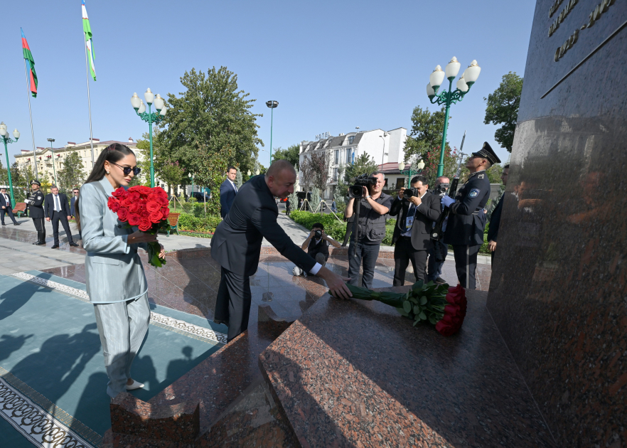 President Ilham Aliyev, First Lady Mehriban Aliyeva, their daughter Leyla Aliyeva lay flowers at bas-relief of National Leader Heydar Aliyev in Tashkent (PHOTO/VIDEO)