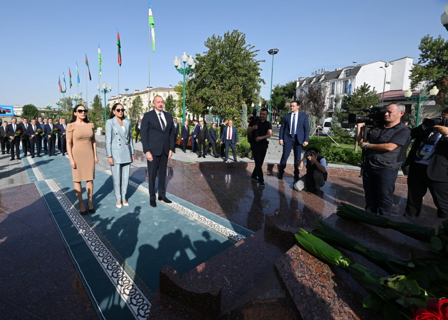 President Ilham Aliyev, First Lady Mehriban Aliyeva, their daughter Leyla Aliyeva lay flowers at bas-relief of National Leader Heydar Aliyev in Tashkent (PHOTO/VIDEO)