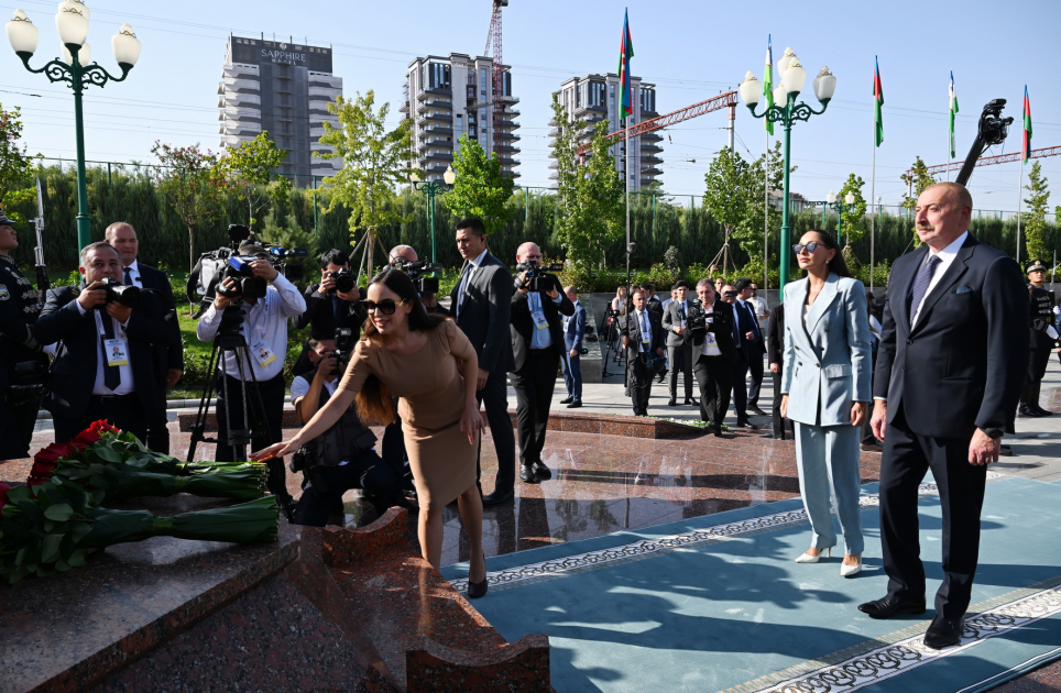 President Ilham Aliyev, First Lady Mehriban Aliyeva, their daughter Leyla Aliyeva lay flowers at bas-relief of National Leader Heydar Aliyev in Tashkent (PHOTO/VIDEO)