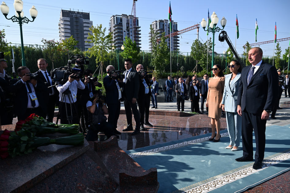 President Ilham Aliyev, First Lady Mehriban Aliyeva, their daughter Leyla Aliyeva lay flowers at bas-relief of National Leader Heydar Aliyev in Tashkent (PHOTO/VIDEO)