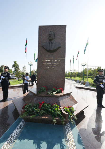 President Ilham Aliyev, First Lady Mehriban Aliyeva, their daughter Leyla Aliyeva lay flowers at bas-relief of National Leader Heydar Aliyev in Tashkent (PHOTO/VIDEO)