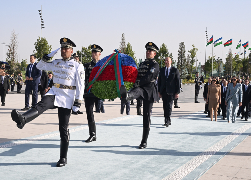 President Ilham Aliyev, First Lady Mehriban Aliyeva, their daughter Leyla Aliyeva visit Independence Monument in Tashkent (PHOTO/VIDEO)