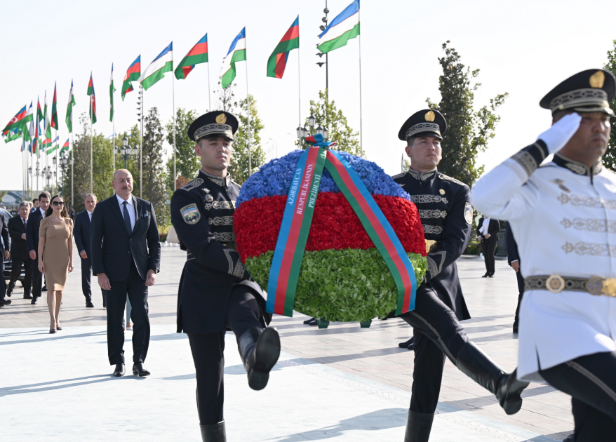 President Ilham Aliyev, First Lady Mehriban Aliyeva, their daughter Leyla Aliyeva visit Independence Monument in Tashkent (PHOTO/VIDEO)